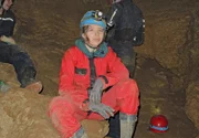 Laura im Inneren der Bärentalhöhle