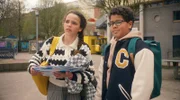 Taara (Josefine Maxima) und Kofi (Mathieu Noël) bewundern Malins Kletterkünste auf dem Schulhof.