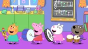 Die nächste Melodie erinnert die Kinder an eine Marschkapelle und kurzerhand haben Peppa (2.v.l.) und Co. Musikinstrumente in der Hand und spielen ihren eigenen Marsch!