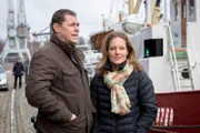 NDR Fernsehen HEITER BIS TÖDLICH: MORDEN IM NORDEN, "Über Bord", am Donnerstag um 23:30 Uhr. Aufregung im Lübecker Hafen. Die Besatzung eines Feuerwehrschiffs hat einen Toten aus dem Wasser gezogen. Finn (Sven Martinek, l.) und Elke (Tessa Mittelstaedt, r.) wollen sich ein Bild vor Ort machen.