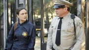 Brennan (Emily Deschanel) wird von Sheriff Gus Abrams (Wade Williams) über die näheren Umstände informiert.