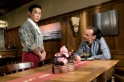 Constantin (Robert Besta) versucht Tu (Maverick Quek) abzuwerben.