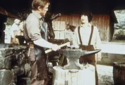 Albert Ingalls (Matthew Laborteaux, r.) bittet den Schmied Irv Hartwig (Richard Jaeckel, l.), ihm einen Job zu geben, damit er seine Heiratspläne verwirklichen kann.