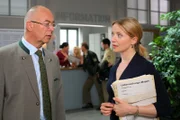 Im Rosenheimer Kommissariat sind Controllerin Ortmann (Diana Staehly, r.) und Polizeichef Achtziger (Alexander Duda, l.) aufgefordert, geeignete Referenten für ein Polizeiseminar zu finden.