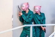 Als die Bank ein zweites Mal überfallen wird, steht fest: Die Täter sind zwei Frauen. Beide nehmen diesmal Bankdirektor Heinz Prasser als Geißel und flüchten mit ihrer neuen Beute.