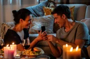 Leyla (Sanam Afrashteh, l.) und Ben (Philipp Danne, r.) freuen sich auf einen sturmfreien Abend, denn Töchterchen Raya wird zum ersten Mal in der Kita übernachten.