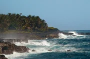 Der Mauna Loa auf Hawaii ist der größte aktive Vulkan der Welt. Seine gigantischen Ausmaße sind verantwortlich für eine oft unterschätzte Gefahr: Die instabilen Bergflanken können ins Meer abrutschen und einen Mega-Tsunami auslösen.
