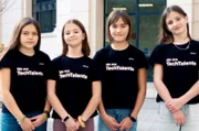 Die Freundinnen aus Barcelona haben gemeinsam eine App entwickelt. Das Programmieren haben sie in der Schule gelernt.