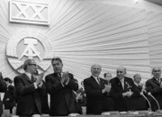 Walter Ulbricht (M.) und Erich Honecker (l.) auf einer Festveranstaltung zum 20. Jahrestag der DDR.