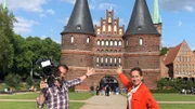 Tamina und Uwe in Lübeck, im Hintergrund das Holstentor.