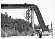 1973 stürzte ausgerechnet zum Jahrestag des Mauerbaus am 13. August ein Teilstück einer hochmodernen Brücke in Zeulenroda ab. Vier Bauleute kamen ums Leben. Obwohl der Chefkonstrukteur am Einsturz unschuldig war, strengte die Stasi wegen seiner "politisch-negativen Grundeinstellung" einen Schauprozess gegen ihn an.