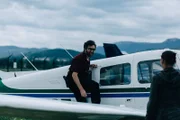 Mathieu (Mathieu Demy) und Baptista (Wendy Nieto) machen sich per Flugzeug auf den Weg zu der Insel, auf der sie Nina vermuten.