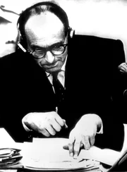 Der Naziverbrecher Adolf Eichmann vor dem Gericht in Jerusalem. Er ist angeklagt mitverantwortlich zu sein f&uuml;r die Vernichtung von sechs Millionen europ&auml;ischer Juden. Am 15. Dezember 1961 wird Adolf Eichmann zum Tode verurteilt.