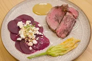 Bei Rahel Kremershof, Wipperfürth, Bergisches Land. Hauptspeise: Zweierlei vom Rind mit Rote Bete Carpaccio, Zucchiniblüten und Honig-Senf-Dressing.