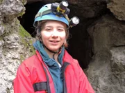 Laura vor dem Einstieg in die Bärentalhöhle