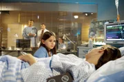 Lea (Ava Montgomery) macht sich große Sorgen um ihre schwer kranke Mutter Jana (Paula Schramm). Im Hintergrund: Dr. Martin Gruber (Hans Sigl, l.), Dr. Alexander Kahnweiler (Mark Keller, r.).