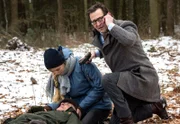 ARD HEITER BIS TÖDLICH - MORDEN IM NORDEN, II. Staffel der Krimiserie am Vorabend mit 16 neuen Folgen, Folge 29 "Tödliche Umleitung" am Dienstag um 18.50 Uhr im Ersten. Clara Anderson (Pheline Roggan, l.) kommt ihrem angeschossenen Vater Gerhard Anderson (Hans Peter Hallwachs, liegend) zu Hilfe. Lars Englen (Ingo Naujoks, r.) informiert den Notarzt.