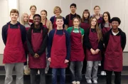 Schüler*innen mit ihrer Lehrerin der "Werkstatt Kochen" der Freiherr von Stein Schule in Eppstein.