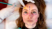 Bin ich schön? - Beauty-OPs, Botox und die Suche nach sich selbst Das Keyvisual zur Dokuserie "Bin ich schön?".