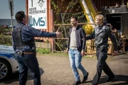 Melanie (Sanna Englund, r.) und Hans (Bruno F. Apitz, l.) nehmen Marcel Radu (Aleksander Tesla, M.) den Chef der Bettelmafia, in Gewahrsam. Doch wenn sie Heinrich Frank nicht finden, werden sie keine belastenden Beweise gegen Radu haben.