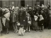 Auf der "Rampe" in Auschwitz: SS-Fotograf Bernhard Walter dokumentiert für seine Vorgesetzten, wie ungarische Juden in Auschwitz eintreffen.