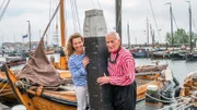 Moderatorin Andrea Grießmann mit Guide und ehemaligen Fischer Jan van Urk im Hafen der Ortschaft Urk auf Flevoland. Der Ort Urk war vor der Einpolderung eine Insel.
