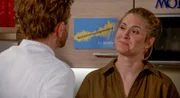Arthur (Vivian Frey) bittet Svenja (Lea Marlen Woitack) Freunde zu bleiben. Sie willigt schließlich ein – der Kinder wegen.