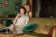 Caitriona Balfe (Claire Randall Fraser).