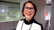 Ingrid Funk bildet auf dem Frankfurter Flughafen Flugbegleiterinnen aus.
