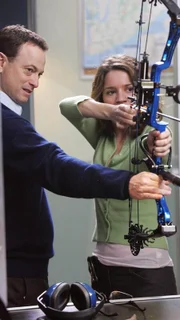 Detective Mac Taylor (Gary Sinise) und Detective Lindsay Monroe (Anna Belknap) untersuchen die ungewöhnliche Mordwaffe: einen Hightech-Bogen.