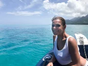 Julia Neigel auf einem Boot vor Moorea. Sie macht eine Bootstour mit Entertainment-Manager Rainer, um Delfine und Haie zu sehen.