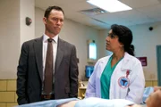 Det. Frank Cosgrove (Jeffrey Donovan) und Dr. Mercer (Aizzah Fatima) +++ Die Verwendung des sendungsbezogenen Materials ist nur mit dem Hinweis und Verlinkung auf RTL+ gestattet.