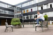 Frank Seibert besucht das Gymnasium Essen Nord-Ost. An der Schule ist sprachliche und kulturelle Vielfalt Normalität. Kinder aus 60 Nationen gehen hier zur Schule und werden fit fürs Abitur gemacht.