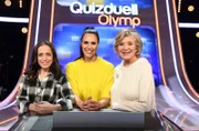 Quizmasterin Esther Sedlaczek (M.) mit den Kandidatinnen des Teams "Drehbuch": Anna Thalbach (l.) und Jutta Speidel (r.), beide sind Schauspielerinnen.