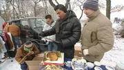 Erik versucht mit Trödelprofi Sükrü und seinem besten Freund Philipp ein paar Sachen auf dem Flohmarkt zu verkaufen.