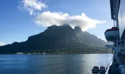 Blick vom Schiff auf Bora Bora.