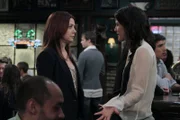 Lily (Alyson Hannigan, l.) versucht alles, um Robin (Cobie Smulders, r.) von ihrem Vorhaben, Barney zurückzugewinnen, abzuhalten. Doch wird es ihr gelingen?