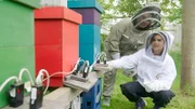 Scanner am Ein- und Ausgang der Beute erfassen, wie oft bechippte Bienen ihren Stock verlassen und wie lange sie weg sind. Bienenforscherin Lioba (links) kann anhand dieser Daten ihr Flugverhalten erfassen. (Lioba Hilsmann)