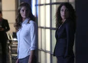 Können Kate Beckett (Stana Katic, l.) und Agent Rachel McCord (Lisa Edelstein, r.) den aktuellen Fall lösen? Und kann Castle gerettet werden?