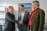 Ein Gespräch mit einem Kollegen des Opfers (Michael Walde-Berger, l.) liefert den Kommissaren (Dieter Fischer, r.; Igor Jeftić, M.) den entscheidenden Hinweis
