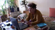 S7F57: Regina wiederum ist in der Privatinsolvenz und fürchtet, dass ihr der Strom abgestellt wird, weil sie gegen die Vorlagen verstoßen hat.; S7F57: Regina wiederum ist in der Privatinsolvenz und fürchtet, dass ihr der Strom abgestellt wird, weil sie gegen die Vorlagen verstoßen hat.