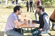 Während einer Drehpause erzählt Fahri (l.) seinem Freund und Schauspielkollegen Christian (r.) von einer neuen Geschäftsidee mit dem ehemaligen Nationalspieler Arne Friedrich. Natürlich geht es bei den Jerks nicht ohne Komplikationen und am Ende sind sie auf der Suche nach einem Fußabdruck eines ca. 5-jährigen Kindes ...