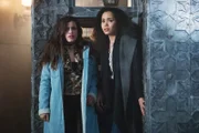 Maggie Vera (Sarah Jeffery, l.); Macy Vaughn (Madeleine Mantock, r.)