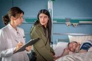 Sherin (Shadi Hedayati, M.) ist froh darüber, dass Dr. Jonas (Gerit Kling, l.) ihr sagt, dass ihr Freund Alex (Eugen Knecht, r.) sich wieder erholen wird.