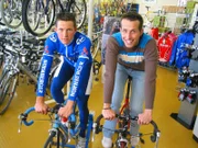 Willi Weitzel und Radrennprofi Christian Werner beim Wettrennen auf dem Hometrainer. Er bekommt Tipps zur richtigen Radlerausrüstung und zum Thema Fitness.