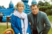 Inspector Tom Barnaby (John Nettles) nutzt den "Tag der Offenen Tür" in der Mercy Park-Klinik mit seiner Frau Joyce (Jane Wymark), um sich unauffällig ein Bild von den Patienten zu machen.