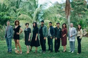 Zehn Menschen wurden auf eine Insel vor der Küste Französisch-Guyanas gelockt. Von links: Gilles (Guillaume de Tonquédec), Kelly (Manon Azem), Myriam (Isabelle Candelier), Eve (Marianne Denicourt), Xavier (Samuel Le Bihan), Malik (Nassim Lyes), Eddy (Samy Seghir), Victoria (Romane Bohringer), Vincent (Patrick Mille) Nina (Matilda Lutz).