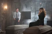 Harry Greenwood (Rupert Evans, l.); Fiona (Leah Pipes, r.)