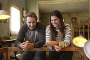 Mike (Dax Shepard, l.); Rio (Lake Bell) (r.)