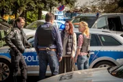 Mattes (Matthias Schloo, l.), Hans (Bruno F. Apitz, 2.v.l.) und Franzi (Rhea Harder-Vennewald, r.) wollen den Chef der Bettelmafia hochnehmen, der Cristina (Julia Krynke, 2.v.r.) unter Druck setzt.